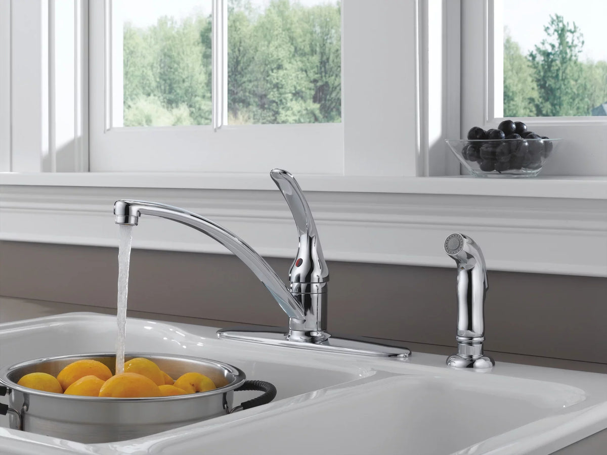 Faucet with Single Kitchen Handle Foundations® Spray Delta