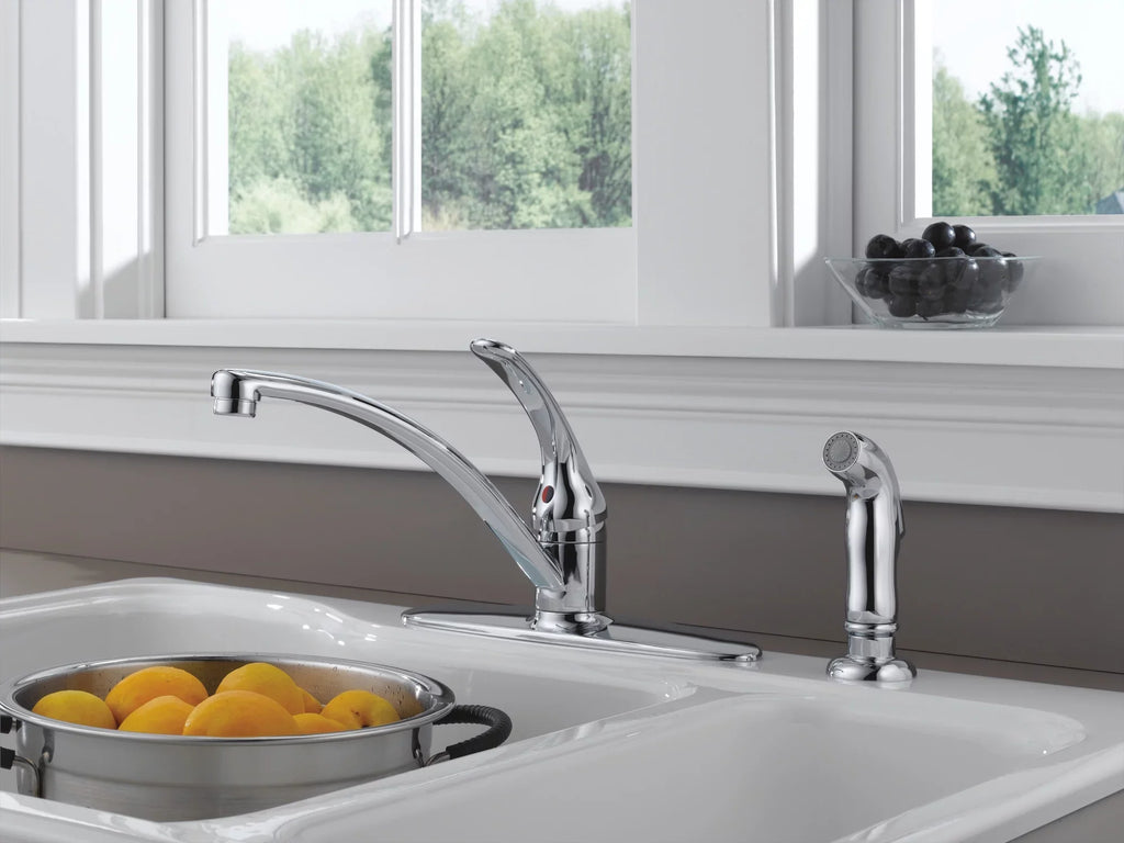 Faucet with Single Kitchen Handle Foundations® Spray Delta